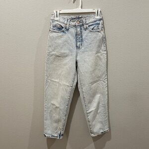 Universal Thread Women's Light Wash Cropped Jeans